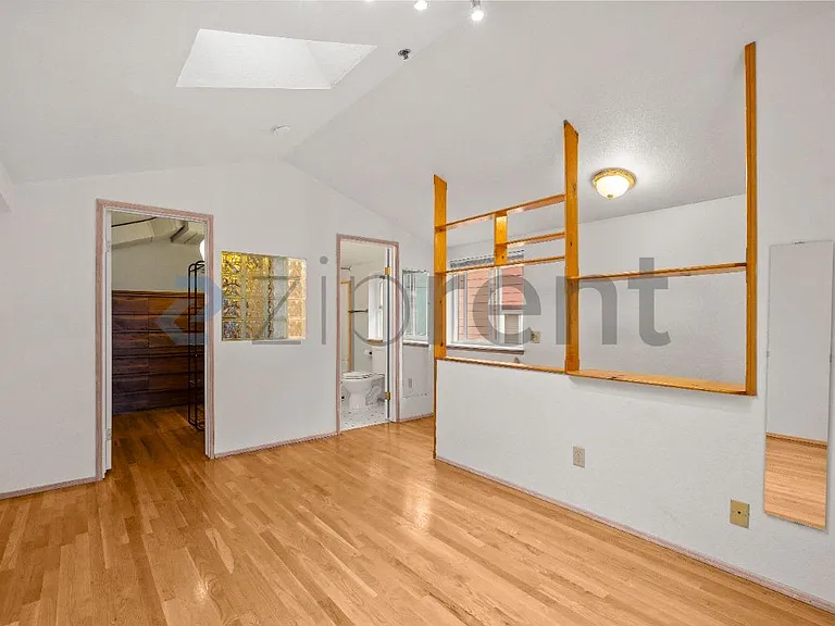 UFS Bedroom to Closet & Bath