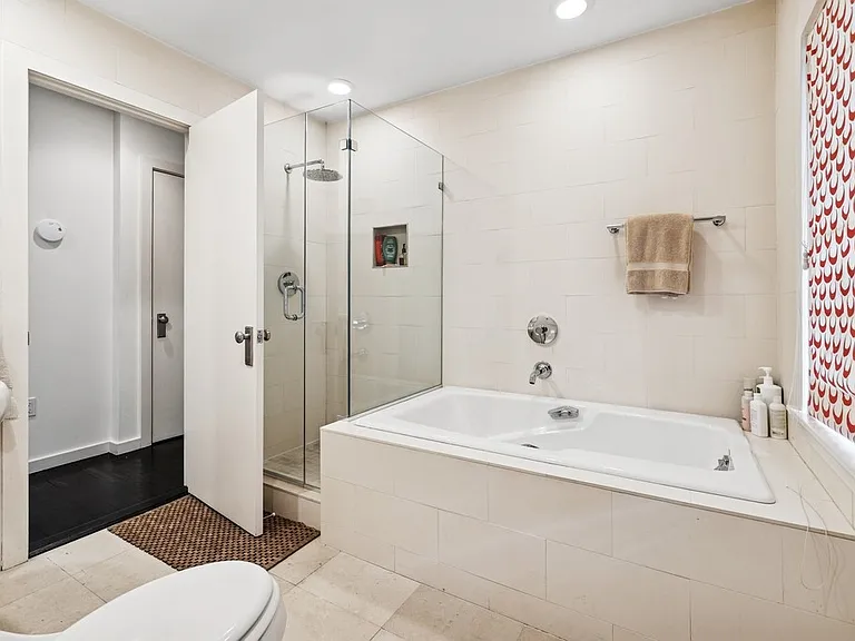 36 Northway — Photo 17