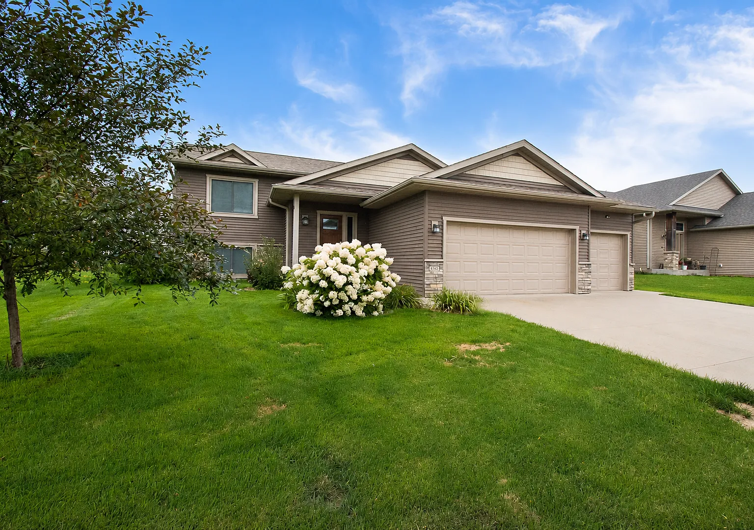 Spacious 5-Bedroom Home with 3-Car Garage — Photo 1