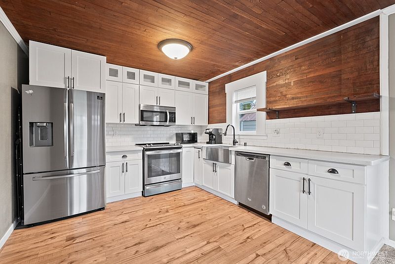 4th image of 1025 S 84th Street