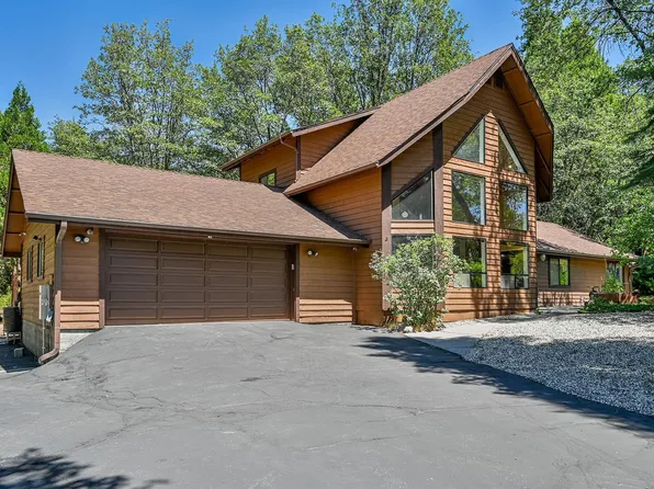 424 Lotus Ln, Mount Shasta, CA 96067