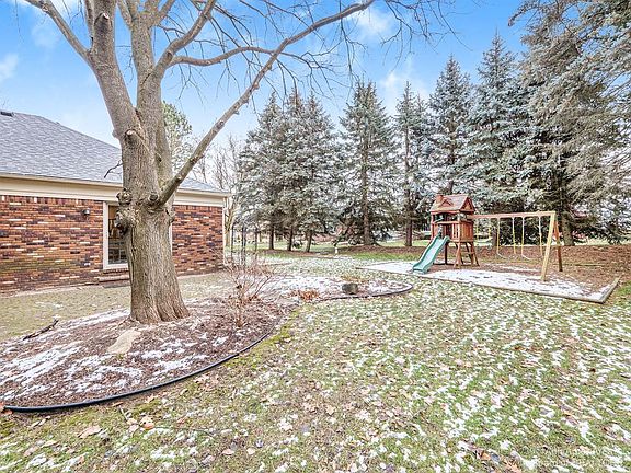 3rd image of 8865 Northampton Dr