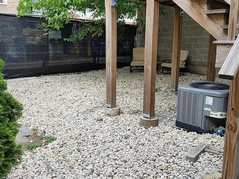 Wicker Park Big 3 Bedroom 2 Bath Private Coach House. Decks and Outdoor Space. — Photo 19