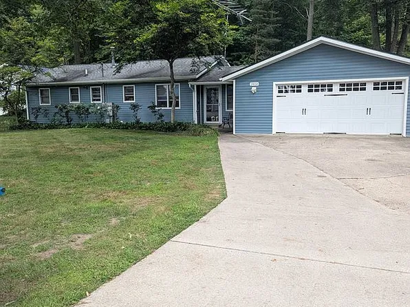 2850 N Lakeview Dr, Sanford, MI 48657