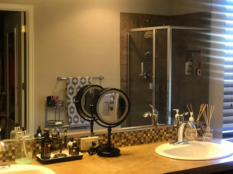 Master bath, dual sink
