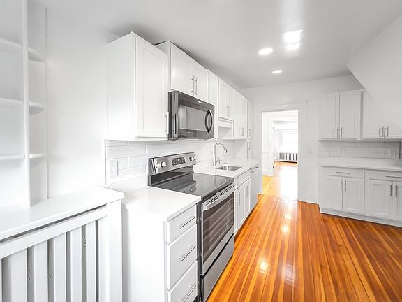 3rd image of 100 Chestnut Ave APT 3