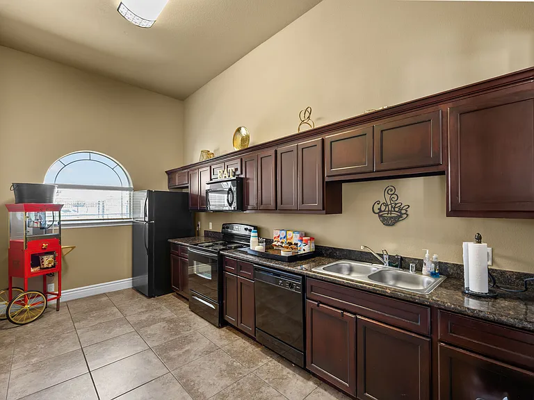 Las Torres Apartments — Photo 25