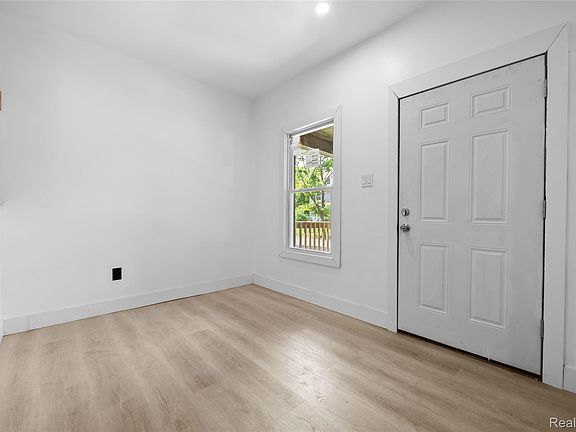 3rd image of 3281 Lothrop St NE