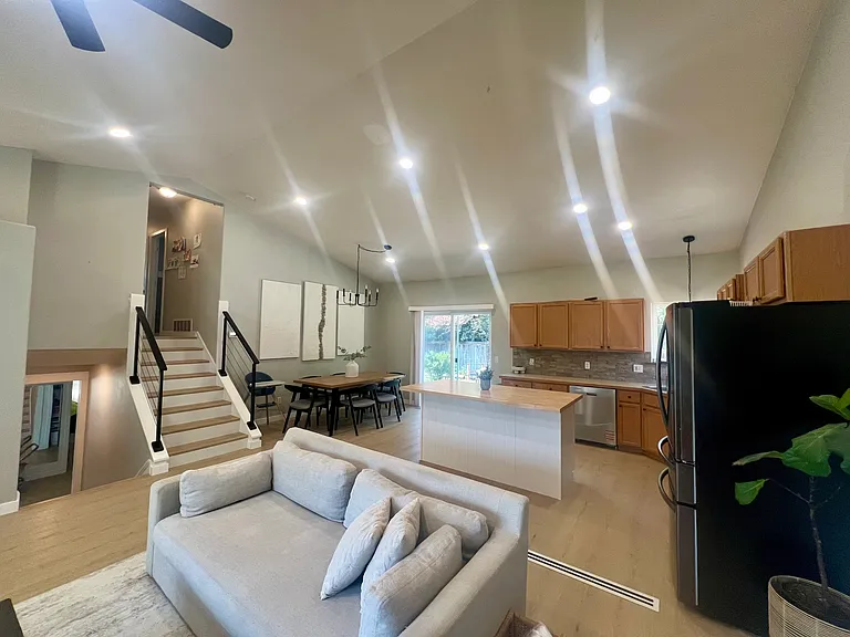 2093 E Greenleaf Ln — Photo 9