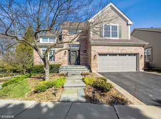 930 Viewpointe Dr, St Charles, IL 60174