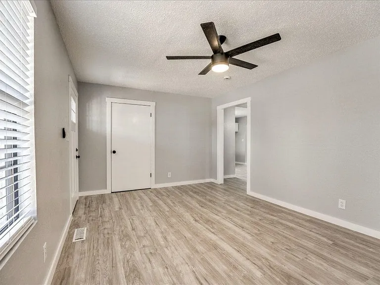 1209 NE 42nd St — Photo 11