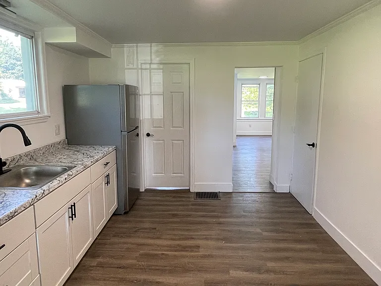 240 Robinson St — Photo 4