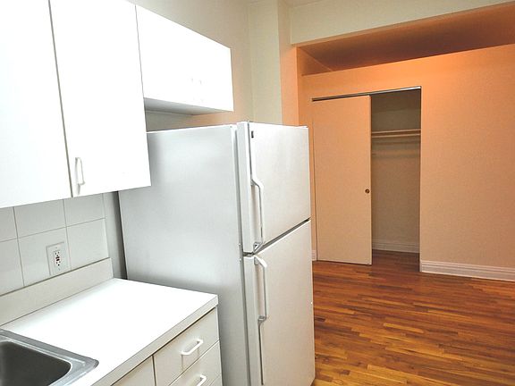 4th image of 20 E 42nd St #5G