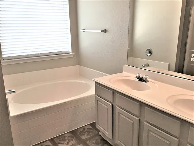 1009 Rock Springs Dr — Photo 9