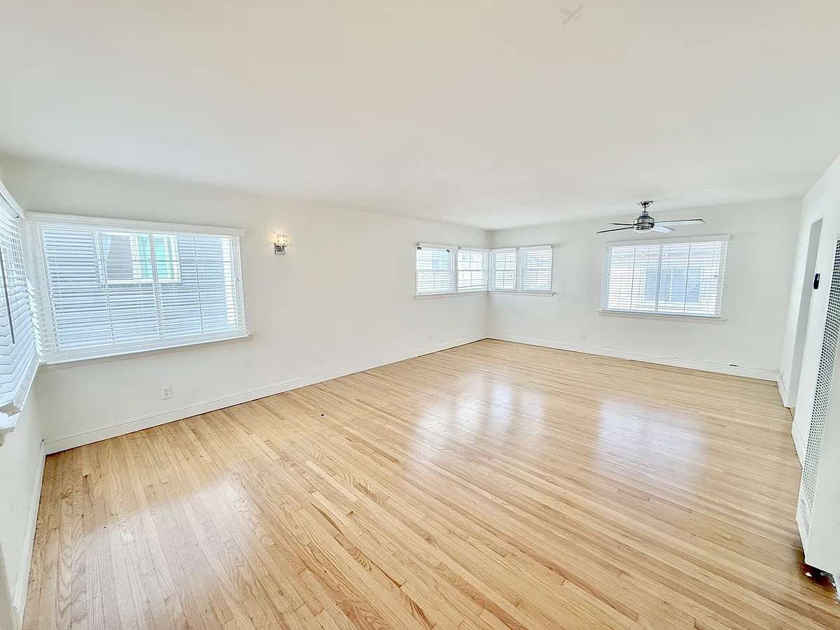 Building Photo - 4040 La Salle Ave #4