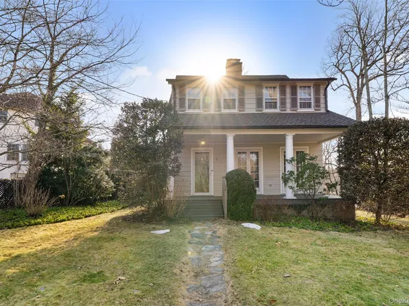 2 Oakwood Place, Scarsdale, NY 10583