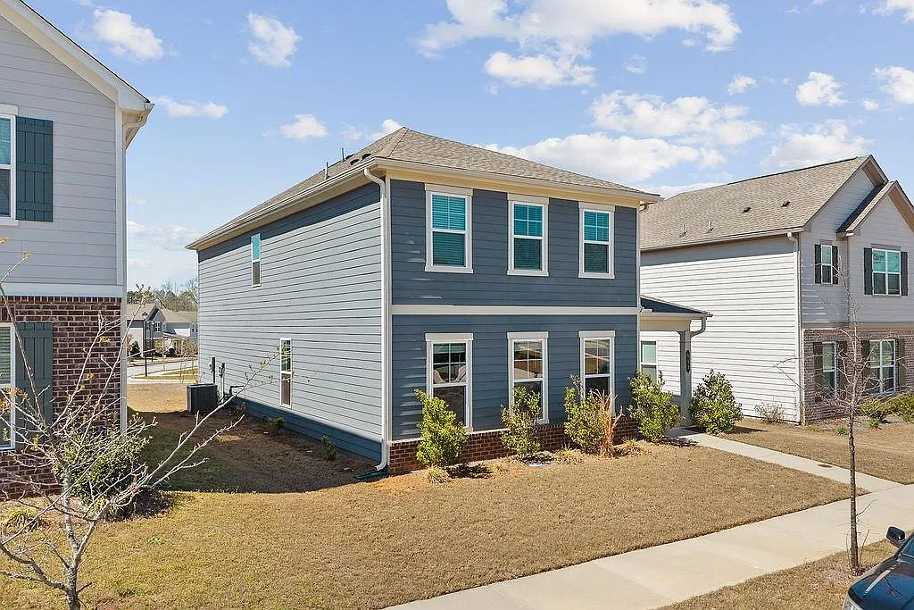 4 bed, 2.5 bath, 2330 sqft, $2,300 — Photo 2
