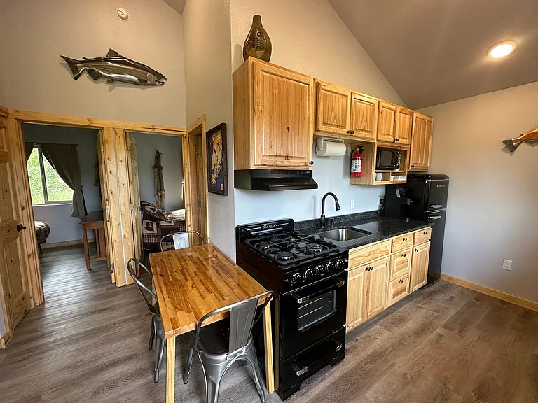 1050 Angler Dr — Photo 2