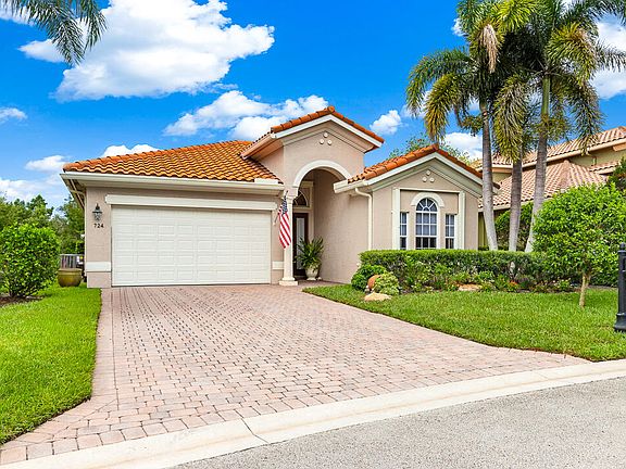 3rd image of 724 SW PEBBLE Lane