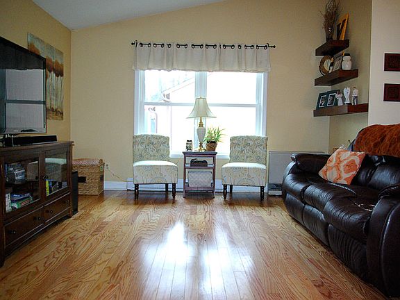 3rd image of 8 Arrow Wood Pl
