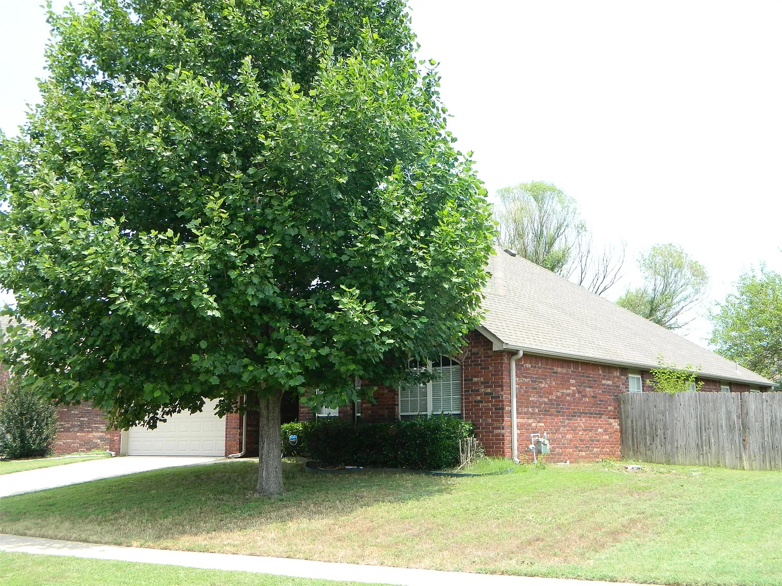 4 bed, 2.0 bath, 2001 sqft, $1,985 — Photo 2