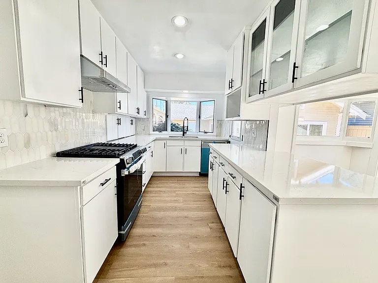 910 Acacia Ave — Photo 7