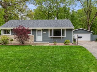 16081 W Des Plaines Dr, Libertyville, IL 60048