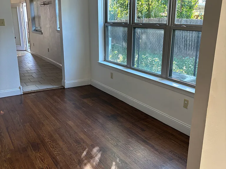 209 N Bishop St — Photo 5