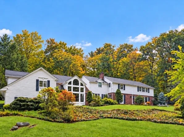 68 E Lake Rd, Kinnelon Boro, NJ 07405