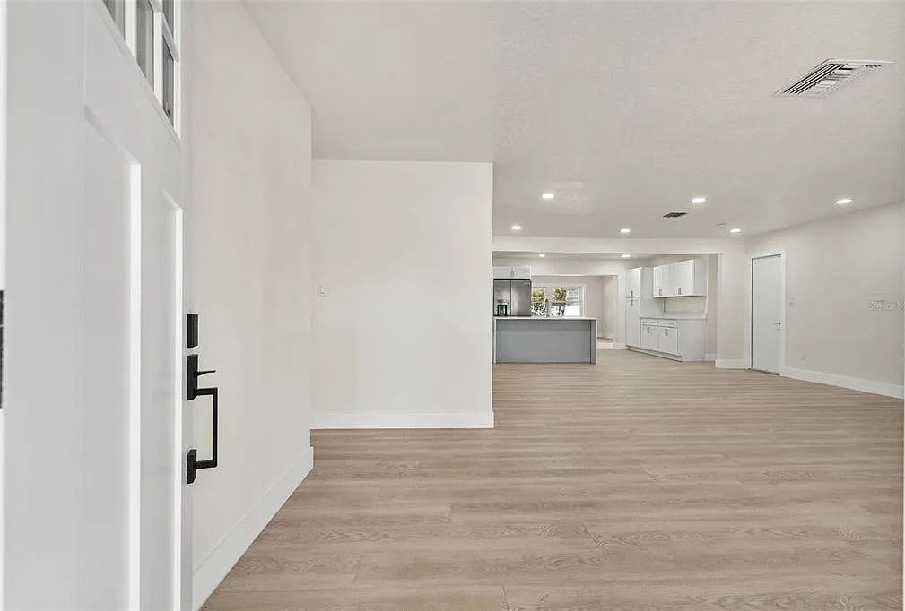 5 bed, 2.0 bath, 1916 sqft, $3,999 — Photo 3