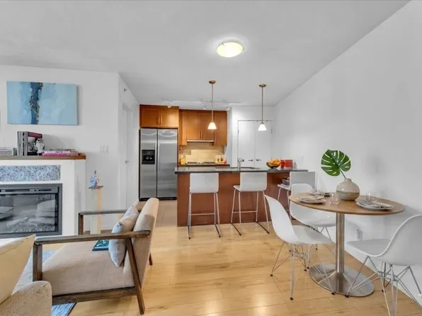 1189 Melville St #1707, Vancouver, BC V6E 4T8