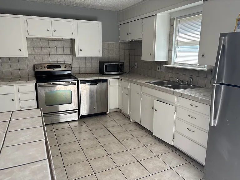 107 Oak St — Photo 2