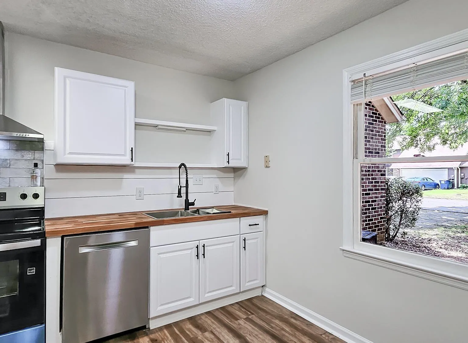 2 bed, 2.5 bath, 1558 sqft, $1,500 — Photo 2