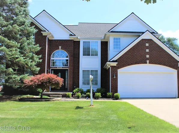 806 Pheasant Run West Dr, Wixom, MI 48393