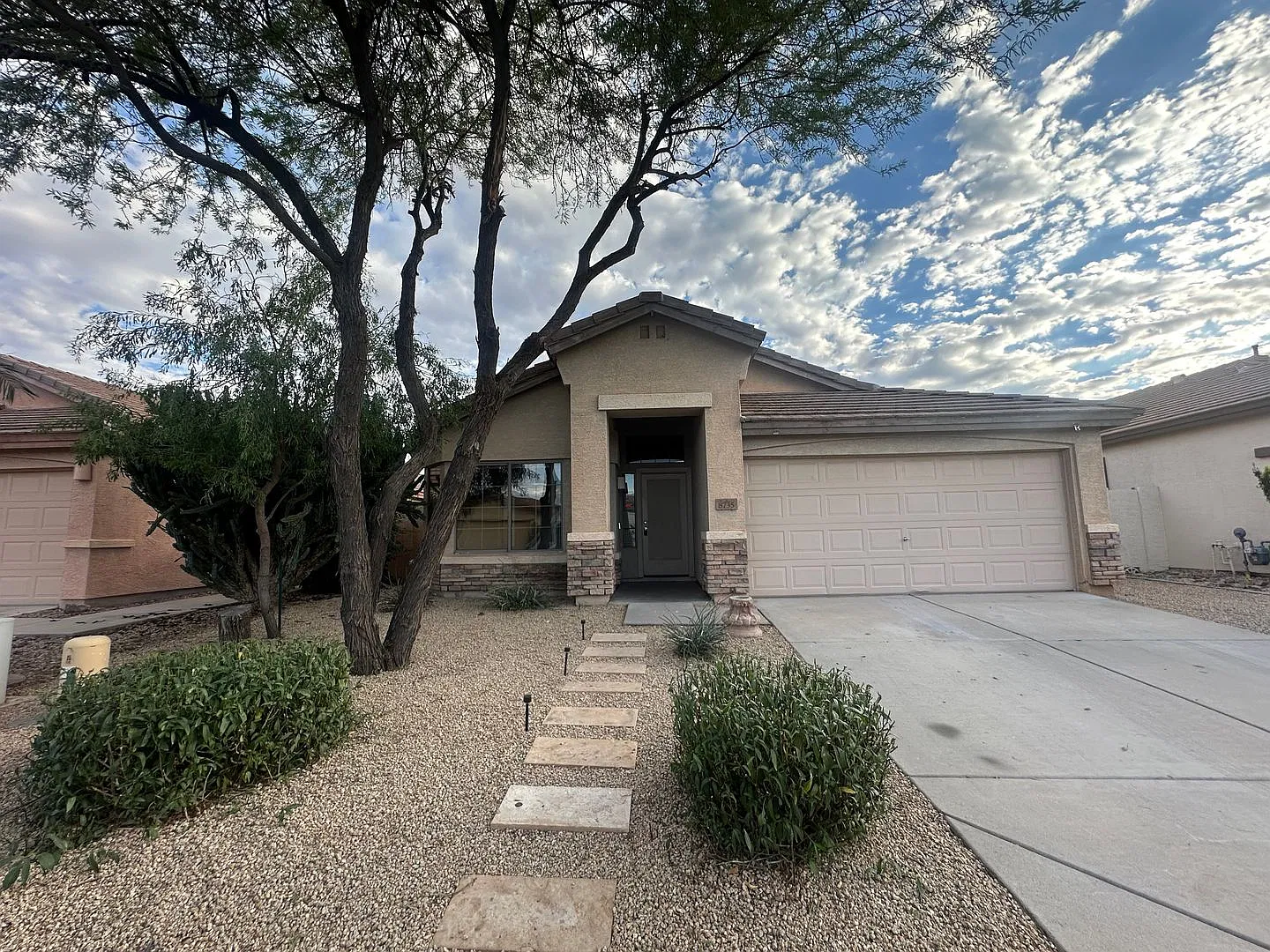 Single Level 4 Bedroom Home With 2 Car Garage Near 202 & Guadalupe — Photo 1