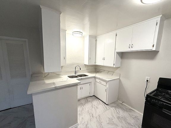 3rd image of 10617-25 Oxnard St #6