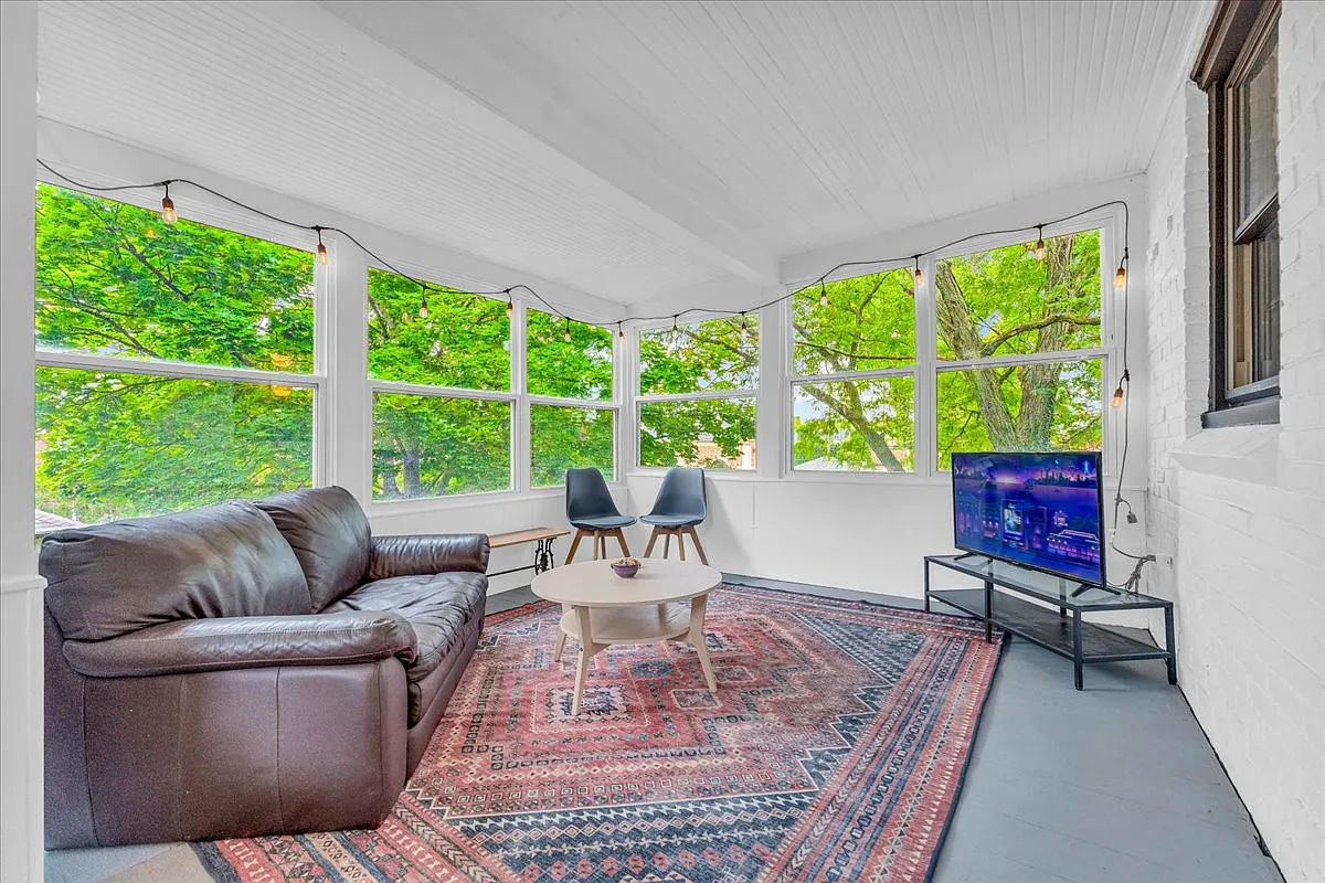 2 bed, 1250 sqft, $2,300 — Photo 1
