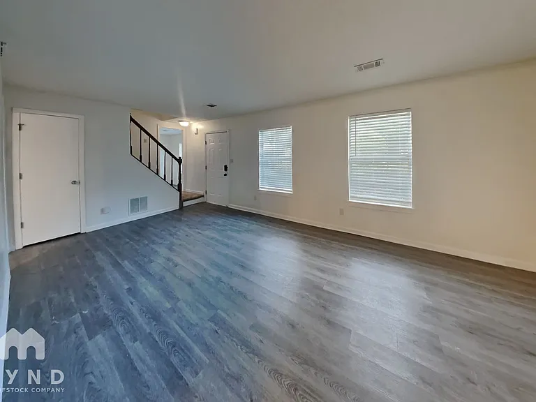 5561 Northcut Dr — Photo 2