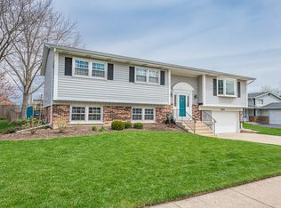 606 W Tanglewood Dr, Arlington Heights, IL 60004