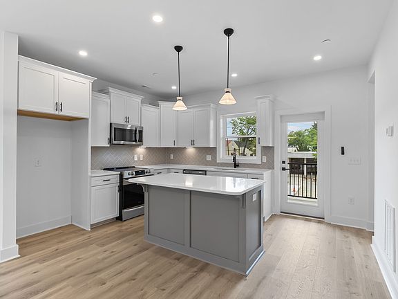 5th image of 131 Lexington Ln
