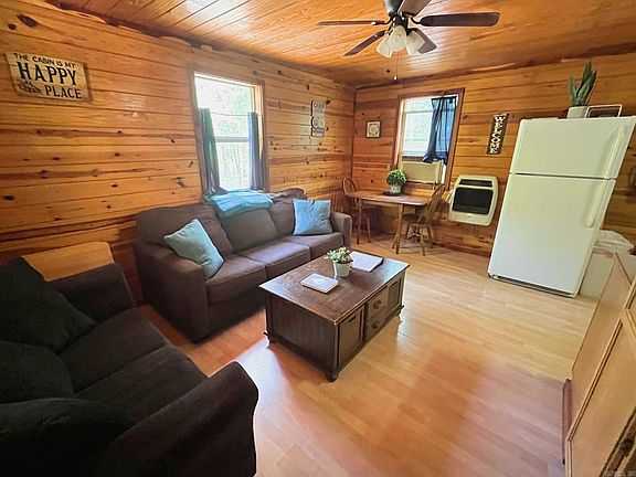 3rd image of 137 Pine Ln
