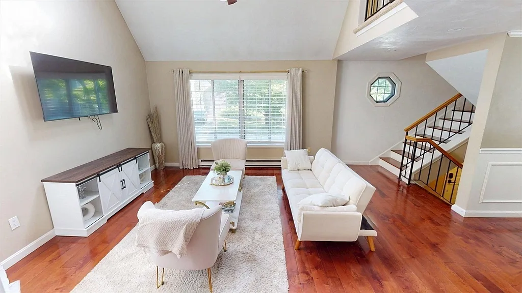 3 bed, 2.5 bath, 1368 sqft, $3,200 — Photo 2