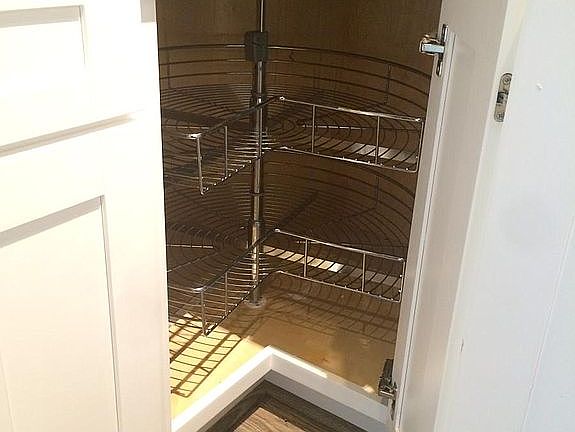 Corner cabinet w/lazy Susan