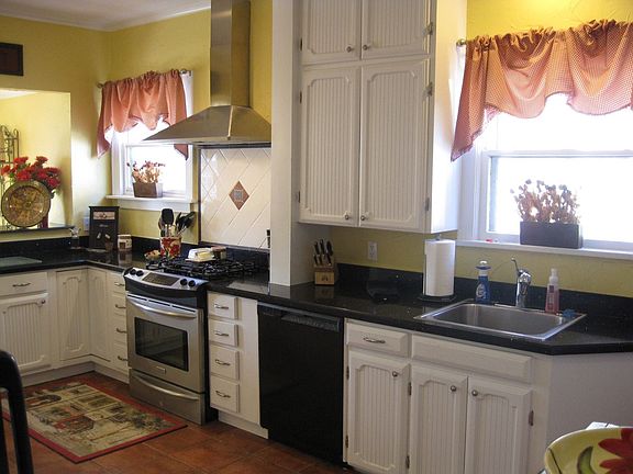 Large kitchen w/lots of cabinets & breakfast bar