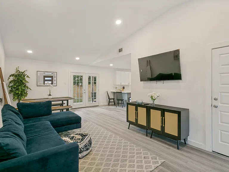 1273 Palisades Dr — Photo 1