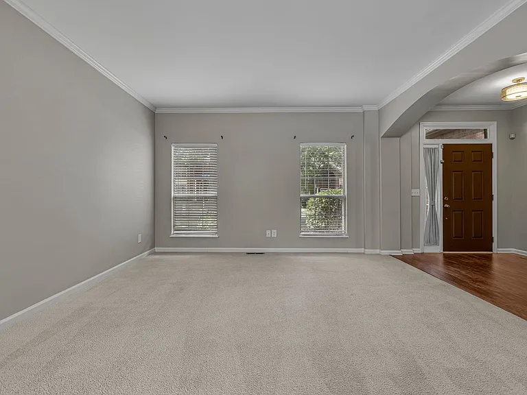128 Clarendon Cir — Photo 8