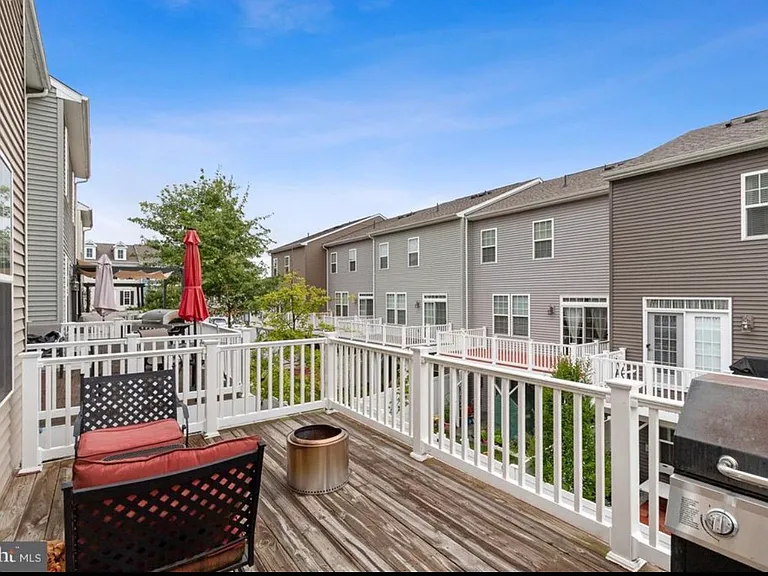 Caledonia Meadow Dr — Photo 23
