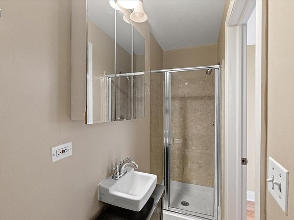 4th image of 3706 N Sheffield Ave APT 1