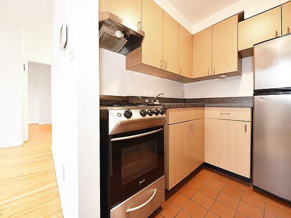 5th image of 335 W 20th St APT 4R