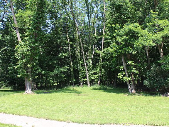 4th image of 2360 Forest Hills Ln